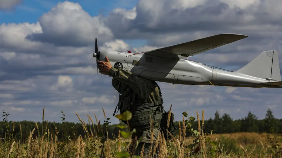 Журналистское расследование выявило, что сотрудничество КНР и России в военной сфере длится как минимум три года — от совместной разработки «ройных» дронов до обсуждений способов нейтрализации спутниковой сети Starlink.