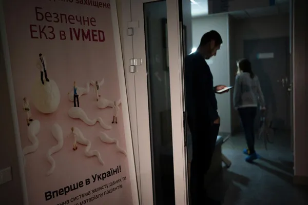 Депутаты приняли поправки в закон «О ветеранах»: вспомогательные репродуктивные технологии, включая ЭКО, станут бесплатными для жен участников боевых действий и инвалидов войны, а также для вдов участников, не вступивших в повторный брак в течение пяти лет. Суррогатное материнство не покрывается.