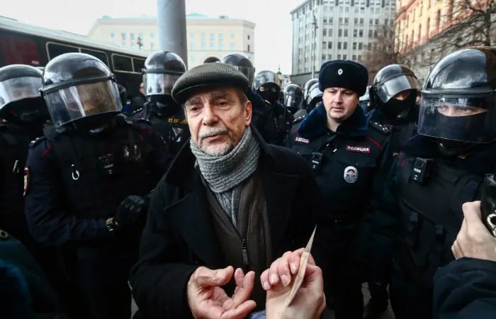 В Хорошевском суде Москвы началось заочное рассмотрение уголовного дела против 84‑летнего правозащитника: обвинение просит 6,5 года лишения свободы и запрет администрирования сайтов на 10 лет.