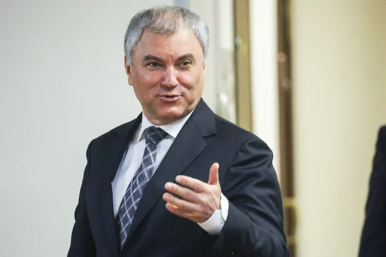 Спикер Госдумы призвал активнее использовать электротранспорт — современные трамваи он назвал экологичной и более дешёвой альтернативой на фоне дефицита горючего.