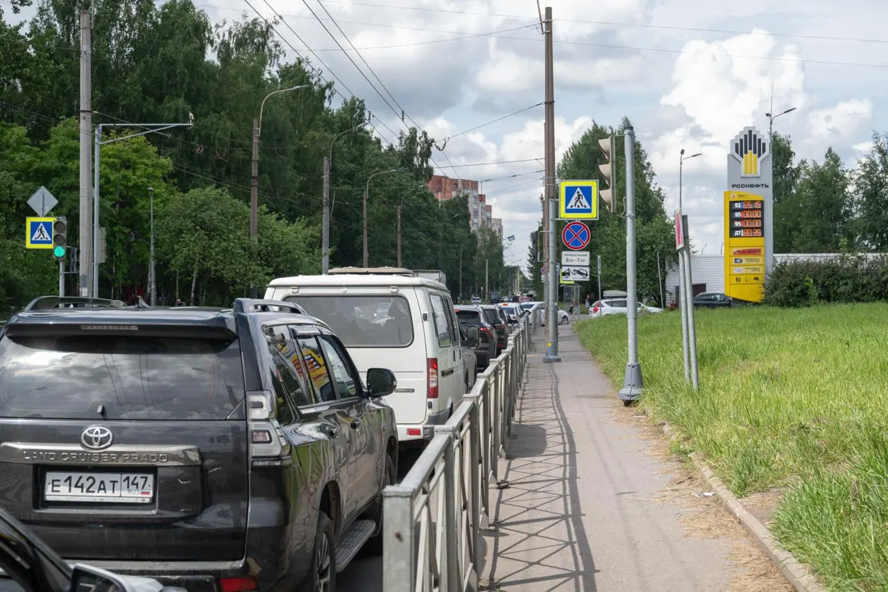 Несмотря на временное разрешение оборота бензина Евро‑3 по стране, на петербургских АЗС по-прежнему поступают партии Евро‑5; сотрудники советуют проверять паспорта поставок.