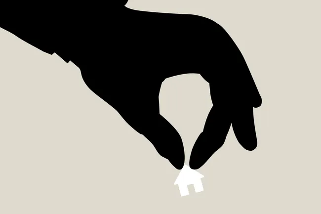 С 1 сентября 2026 года суды смогут арестовывать имущество россиян, находящихся за рубежом, как обеспечительную меру — в тексте объясняем, кто под угрозой, какие риски и какие юридические способы переписать или продать жильё дистанционно.