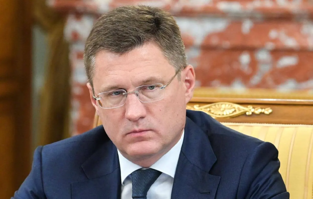 Дефицит топлива связан с частичным выводом НПЗ из строя. Правительство заявляет о мерах по обеспечению загрузки заводов и восстановлению объёмов производства топлива.