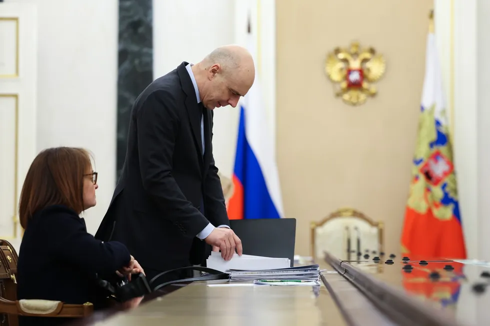 Госдума разрешила Минфину оперативно увеличивать расходы и занимать сверх установленных лимитов. Это даёт краткосрочную гибкость, но усиливает неопределённость, рост ставок и давление на бизнес и население.