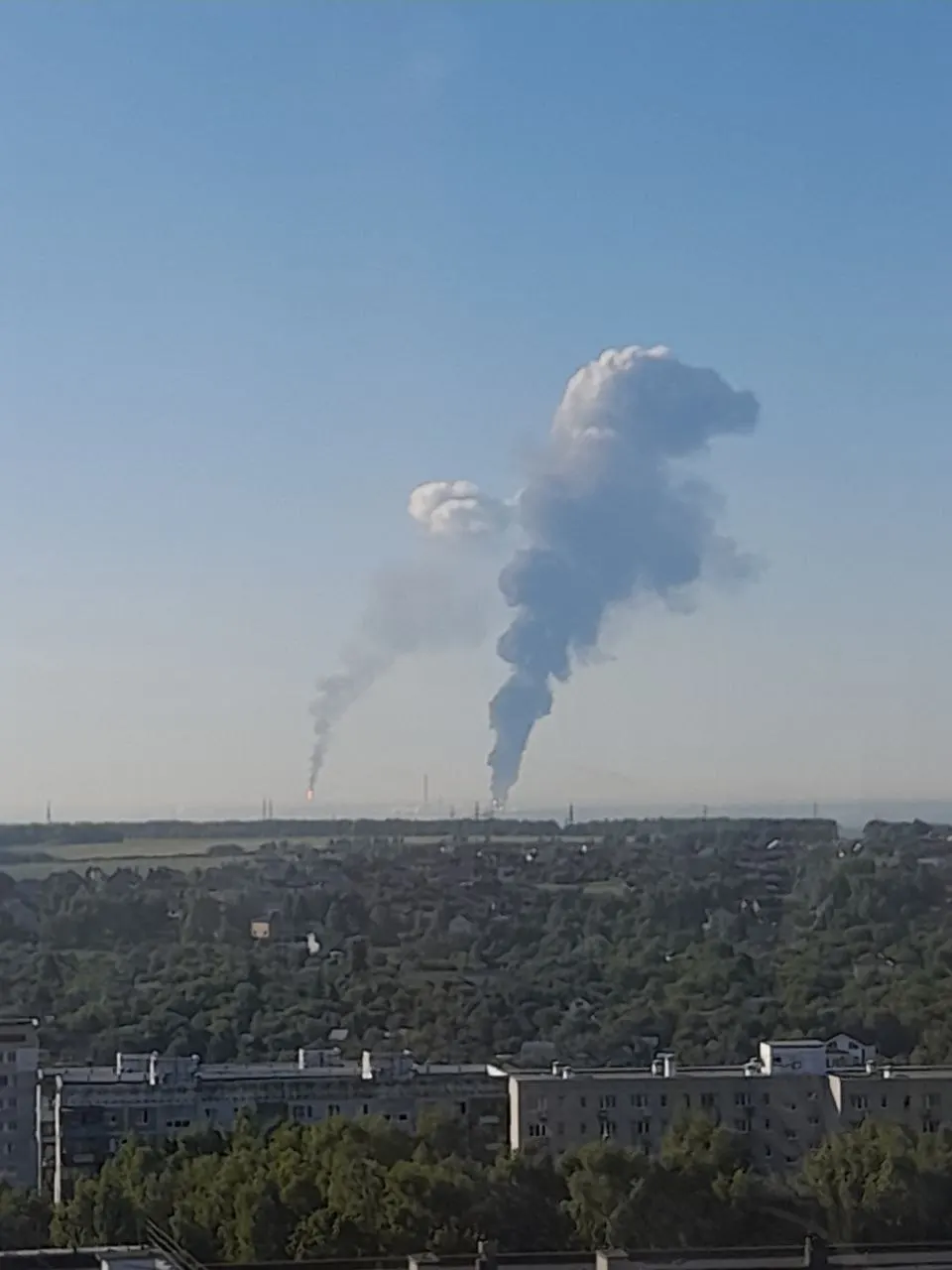 В ходе ночных атак беспилотников по разным регионам России погибли минимум два человека, есть пострадавшие; Минобороны отчиталось о 327 сбитых БПЛА.