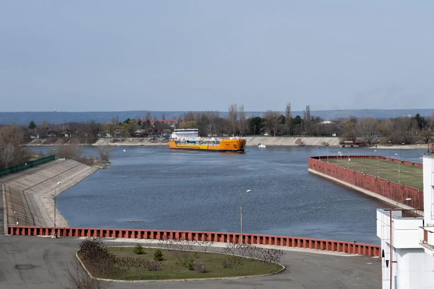 После серийных атак беспилотников в Азовском море Россия приостановила движение по Азово–Донскому каналу — это может затронуть значительную долю экспорта пшеницы и усугубить перебои с топливом в Крыму.