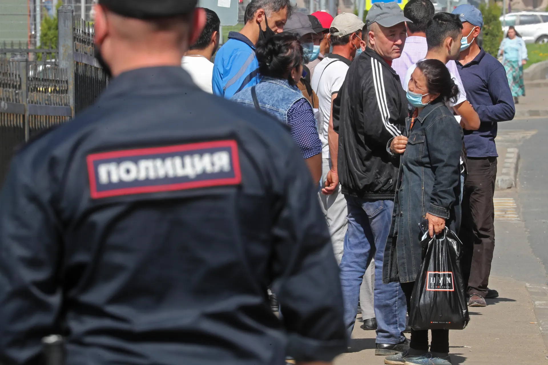 Правительство подготовило поправки, которые добавляют в список оснований для обязательной депортации иностранцев нарушение требований пограничников и дискриминацию.