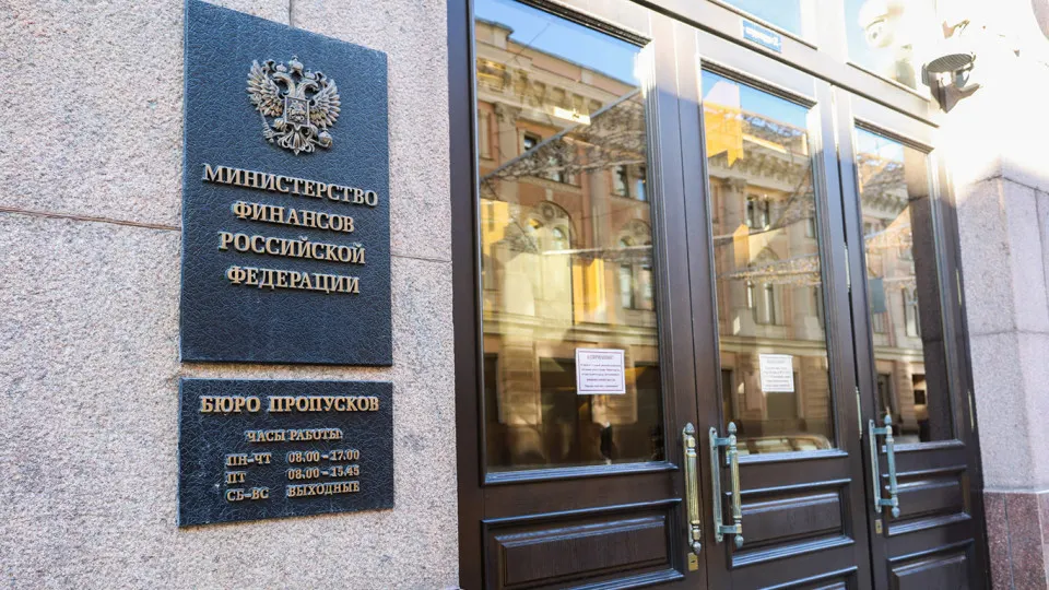 Эксперты ЦМАКП предупреждают: после 2022 года Россия перешла к модели устойчивого дефицита, госдолг растёт быстрыми темпами, а обслуживание займов уже стало одной из крупнейших статьёй расходов бюджета.