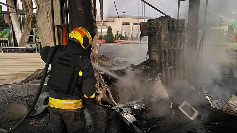 В ночь на 1 июля беспилотные удары по Днепропетровской области повредили пять автозаправок; тем временем в России наблюдается дефицит топлива, рост цен и экстренный импорт.