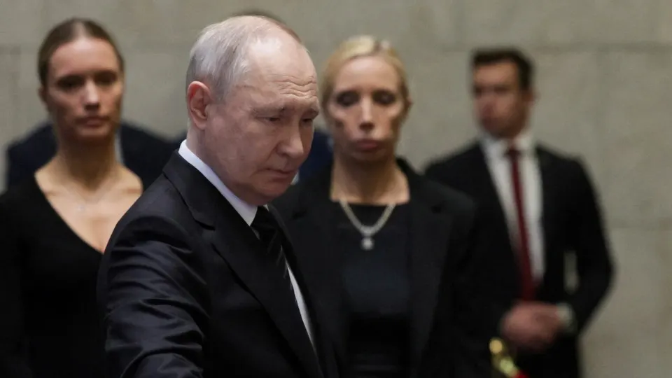 По сведениям источников в органах власти и среди близких к руководству собеседников, после сентябрьских выборов в Госдуму обсуждается вариант введения военного положения и связанных с ним мер — от мобилизации до ограничений на передвижение и финансовых ограничений.