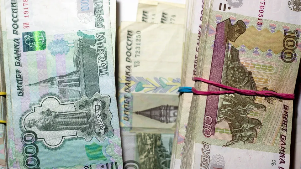 С начала июля спрос на наличные резко вырос: за первые две недели июля в обращение добавили сотни миллиардов рублей, банки наращивают заимствования у регулятора на фоне роста проблемных кредитов.