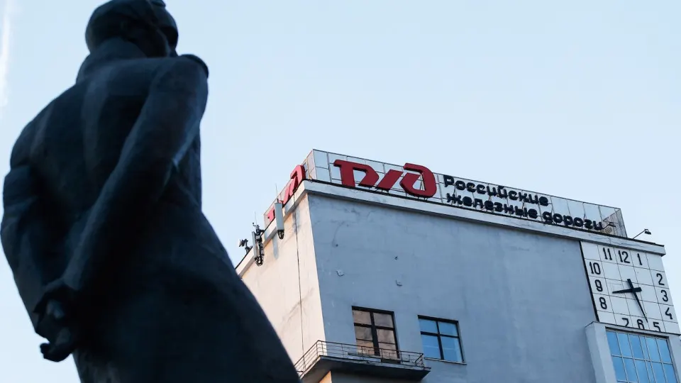 Правительство перенесло индексацию тарифов РЖД на 1 октября, чтобы поддержать компанию с почти 4 трлн руб. долга; монополия сокращает инвестиции и персонал, сокращая расходы.