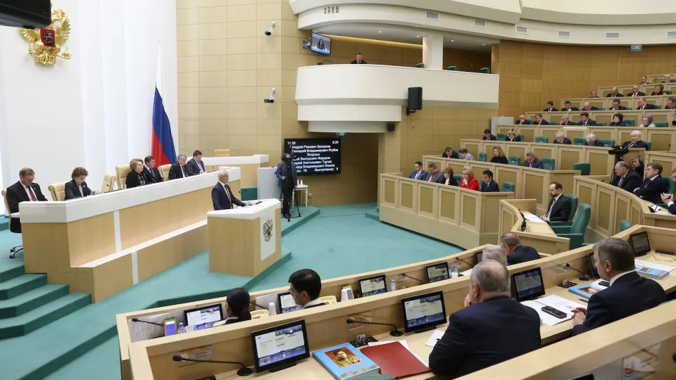 Совет Федерации одобрил закон, по которому Минюст будет вести список «уклонившихся» за границей и вводить широкий спектр ограничений — от блокировки банковских услуг и операций с недвижимостью до запрета на выдачу загранпаспортов.