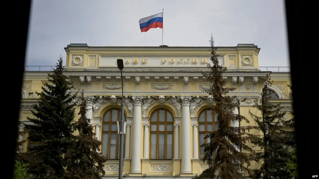 ЦБ расширил перечень криптовалют, доступных на биржах, введя лимит на покупки для неквалифицированных инвесторов и требование к тестированию для всех участников рынка.
