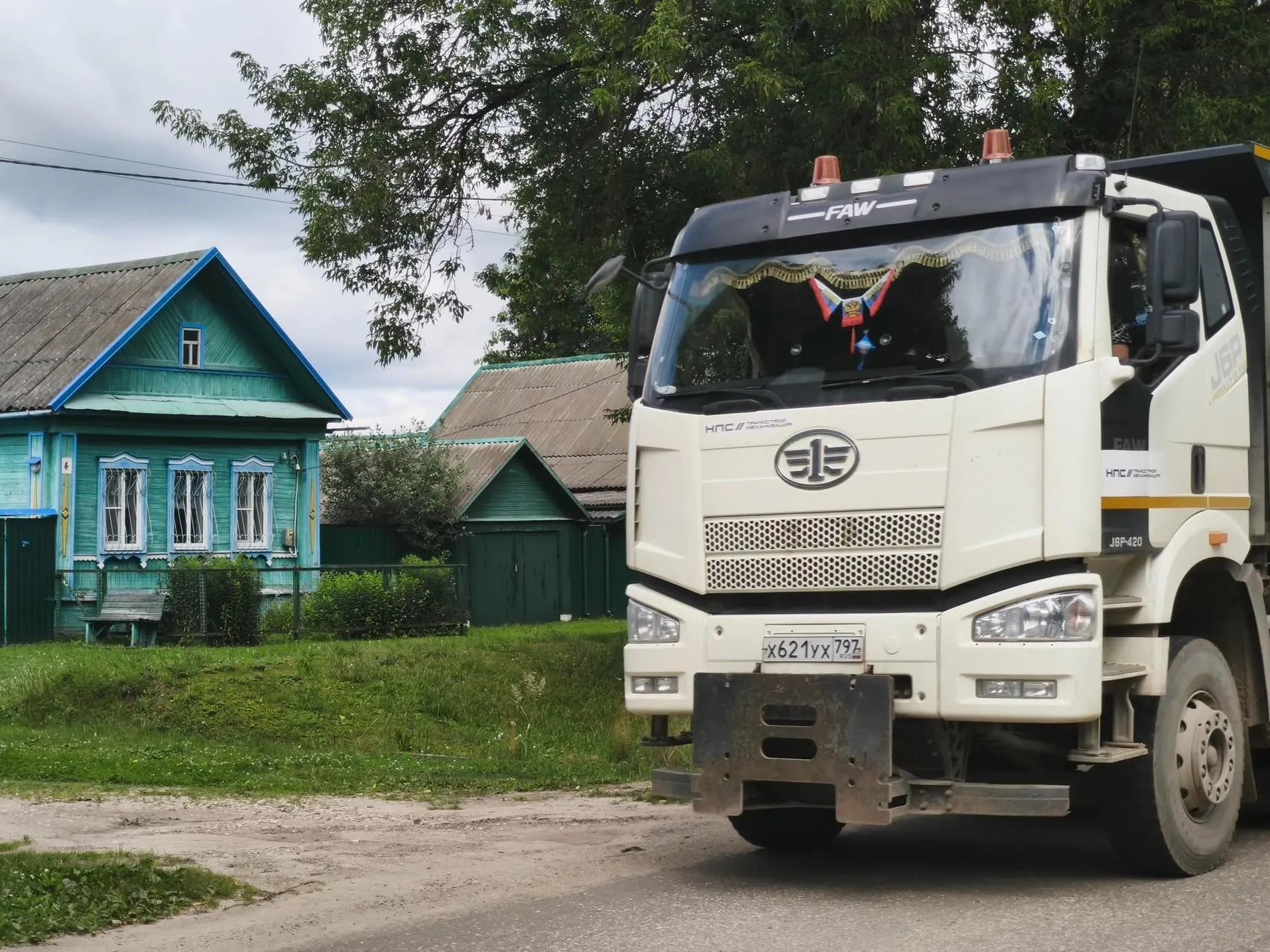 Жители деревень на маршруте скоростной магистрали Москва — Санкт-Петербург рассказывают о конфискованном жилье и тревоге перед соседством с поездами и грузовыми машинами.