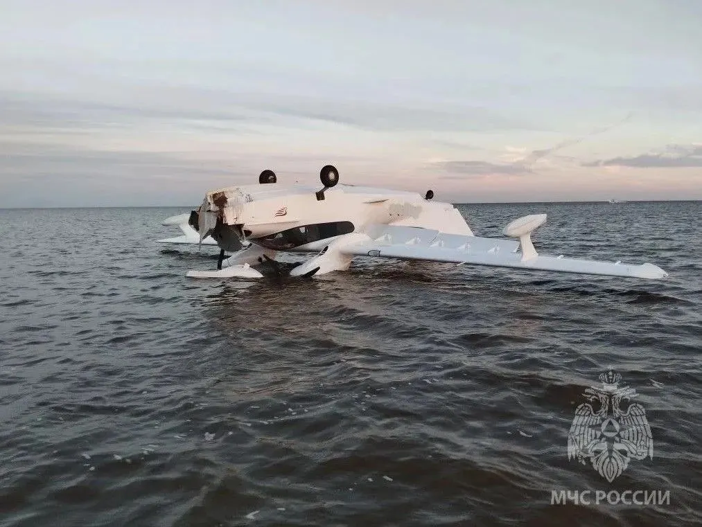 После жесткой посадки легкомоторного самолета Л-4 на мелководье озера Ильмень никто не пострадал; ведётся процессуальная проверка по статье 263 УК РФ.