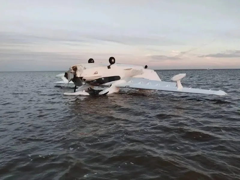 Лёгкомоторный самолёт Л-4 сел на озере Ильмень в Новгородской области; пилоты не пострадали, возможно, из-за обмеления водоёма.