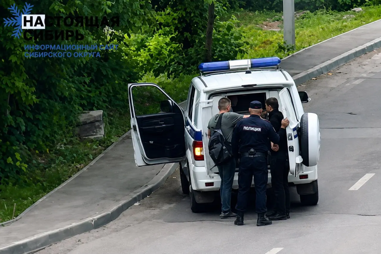 За полгода число контрактников уменьшилось; аналитики говорят о больших потерях на фронте. Власти, госкомпании и бизнес массово ищут кадров по воинскому учёту, в регионах фиксируют принудительные практики.