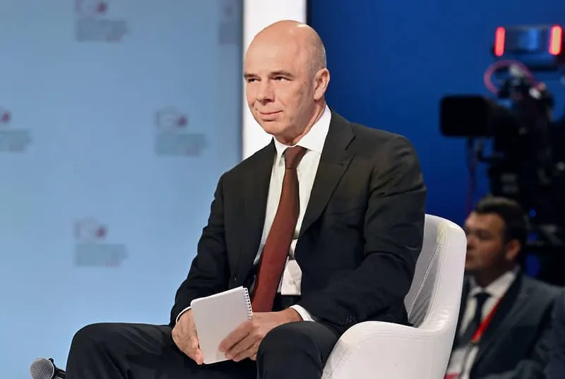 Глава Минфина заявил, что бюджет обеспечен ресурсами и обязательства будут исполнены. Сообщалось, что дефицит на начало 2026 года составил примерно 6,46 трлн рублей (около 2,8% ВВП).