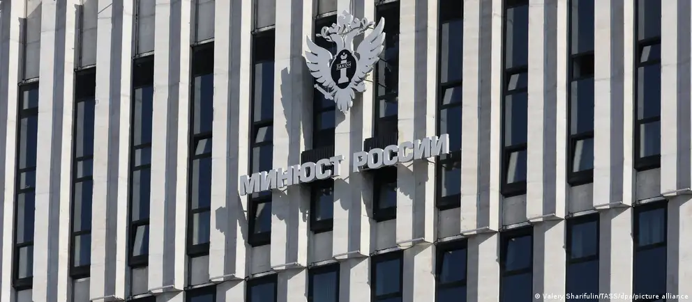 Расширение касается ряда иностранных и международных организаций и объединений, включая американский Фонд защиты прав человека и антивоенные сообщества, а также проекты в Германии, Италии и США.