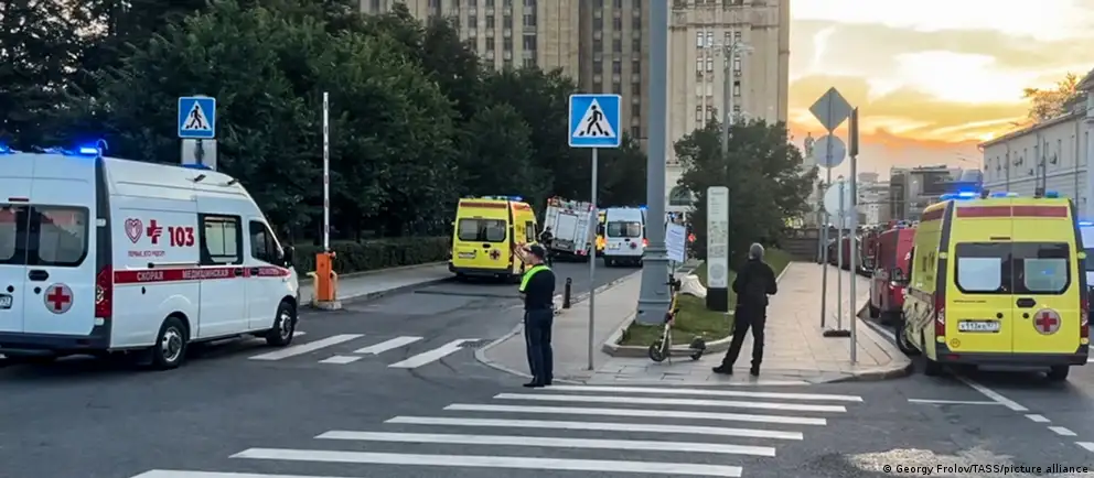 В центре Москвы у входа в ресторан прогремел взрыв, погибли и пострадали люди. Следствие не называет официальную цель атаки, однако рассматривается версия покушения на главнокомандующего Воздушно-космических сил России Александра Чайко. Правоохранительные органы возбудили дело о теракте.