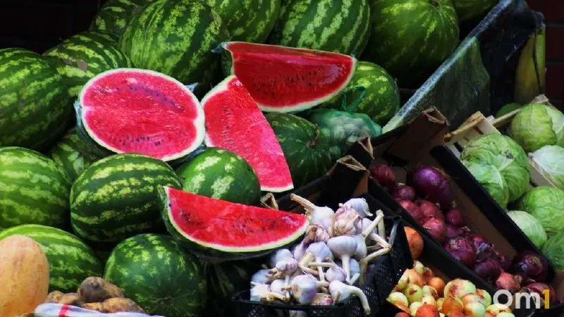 Разрезанные арбузы и дыни могут стать источником размножения микроорганизмов; приобретать их следует только в официальных торговых точках, запрещена продажа вдоль дорог; соблюдайте санитарные нормы.