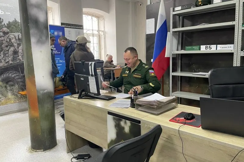 Официальные лица опровергли слухи о призыве и подчеркнули отсутствие признаков мобилизации; эксперты отмечают попытки давления через публикации в СМИ.