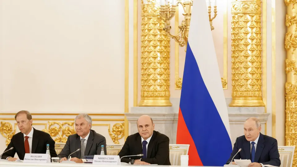 Правительство и фонд «Защитники Отечества» разрабатывают меры поддержки трудоустройства участников боевых действий; регионы вводят требования к найму ветеранов.