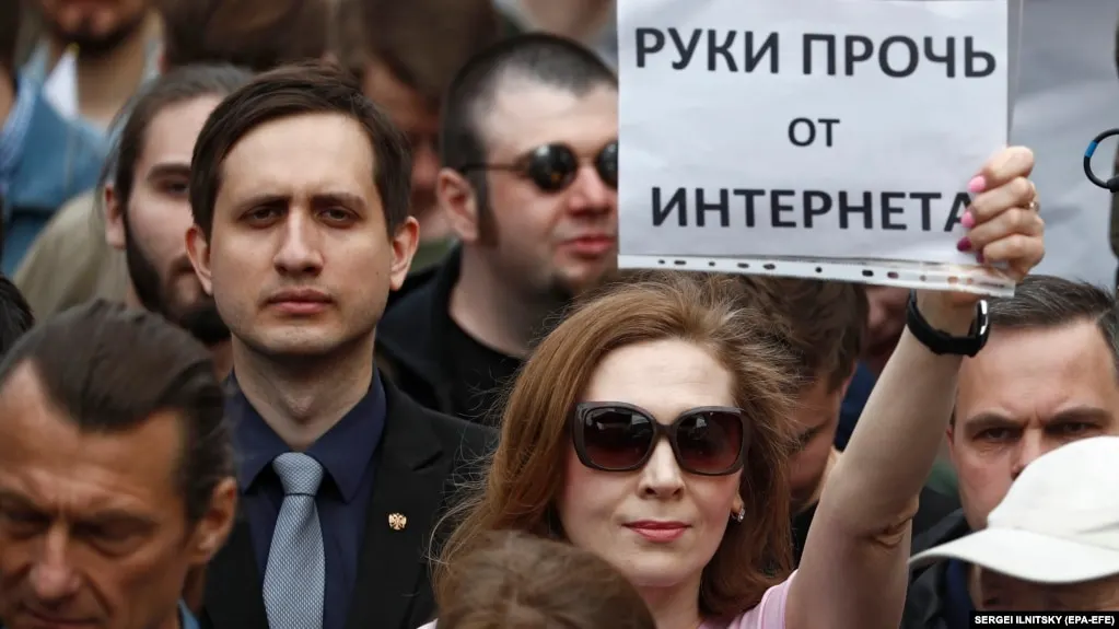 Роскомнадзор провёл масштабную блокировку VPN-сервисов в России; обсуждаются последствия и планы заблокировать 92% сервисов к 2030 году.