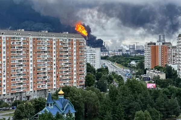 Ночью на 30 августа Ленинградская область подверглась атаке беспилотников; власти сообщили, что к концу ночи сбито 62 дрона, в промзоне Киришей зафиксировано возгорание, есть данные о возможном ударе по НПЗ.