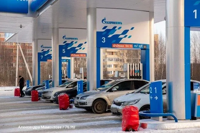 «Газпромнефть» сняла лимиты на продажу топлива на заправках Санкт-Петербурга и Ленинградской области, а также в Москве, Московской области и ещё в девяти регионах.