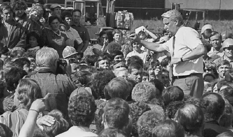 В начале 1990-х в составе Российской Федерации развернулась волна деклараций о суверенитете республик: регионы заявляли права, а центр искал путь сохранить единство.
