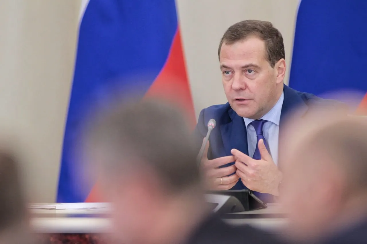 После СВО идеологическое противостояние с Западом продолжится; лидер партии подчеркнул, что на наших условиях борьба идей сохранится, и проблемы воспитания общества остаются как у сторонников, так и у оппонентов.