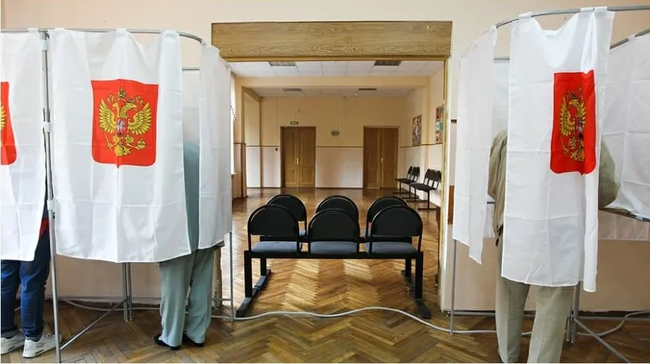 Документ призывает фиксировать нарушения и поддерживать решения комиссий; восемь партий подписали соглашение, критики называют это имитацией надзора.