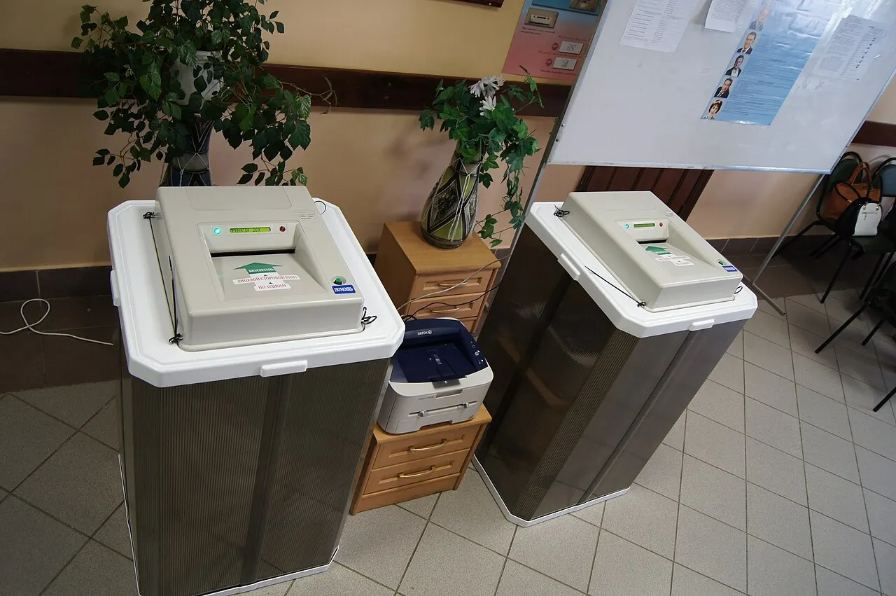 В Екатеринбурге приняли решение отказаться от комплексной обработки бюллетеней из‑за санкций; производство новых систем затруднено, старые исчерпали ресурс, обсуждаются последствия для проведения выборов.