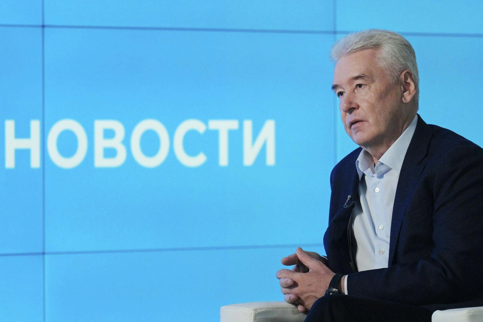 Мэр столицы заявил, что призывы ввести мобилизацию экономики под лозунг войны наносят вред стране; он акцентировал внимание на важности мирной экономики для победы и привёл данные о снижении экономических показателей и кризисе нефтепродуктов.