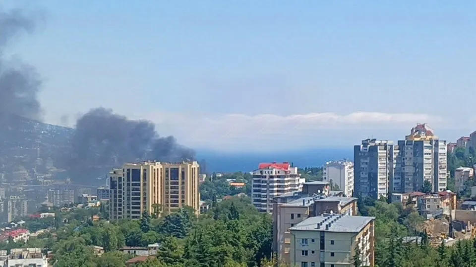 Дроны противника атаковали побережье Ялты, вызвав пожар на набережной. Эвакуированы жители.