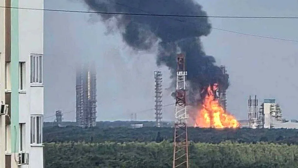 Крупный завод «Запсибнефтехим» в Тюменской области прекратил работу после удара беспилотников. Остановка носит неопределённый характер; предприятие выпускает значительную часть полимеров и сжиженных углеводородных газов в стране.