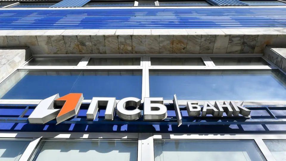 За первые шесть месяцев банк зафиксировал убыток и рост резервов, государство продолжило докапитализацию; ситуация подчеркивает риски в кредитовании и влияние на банковский сектор.