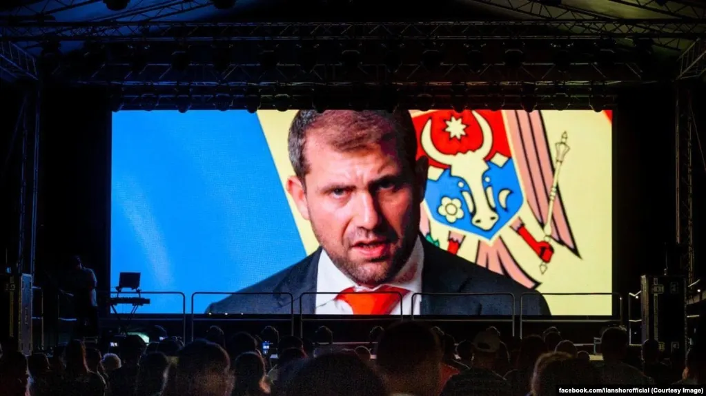 По данным утечек документов, связанная с властями России платежная компания A7 через сеть фиктивных фирм проводила крупные платежи, обходя санкции. Модель включает подделку документов, открытие счетов и перенаправление средств через банки разных стран.