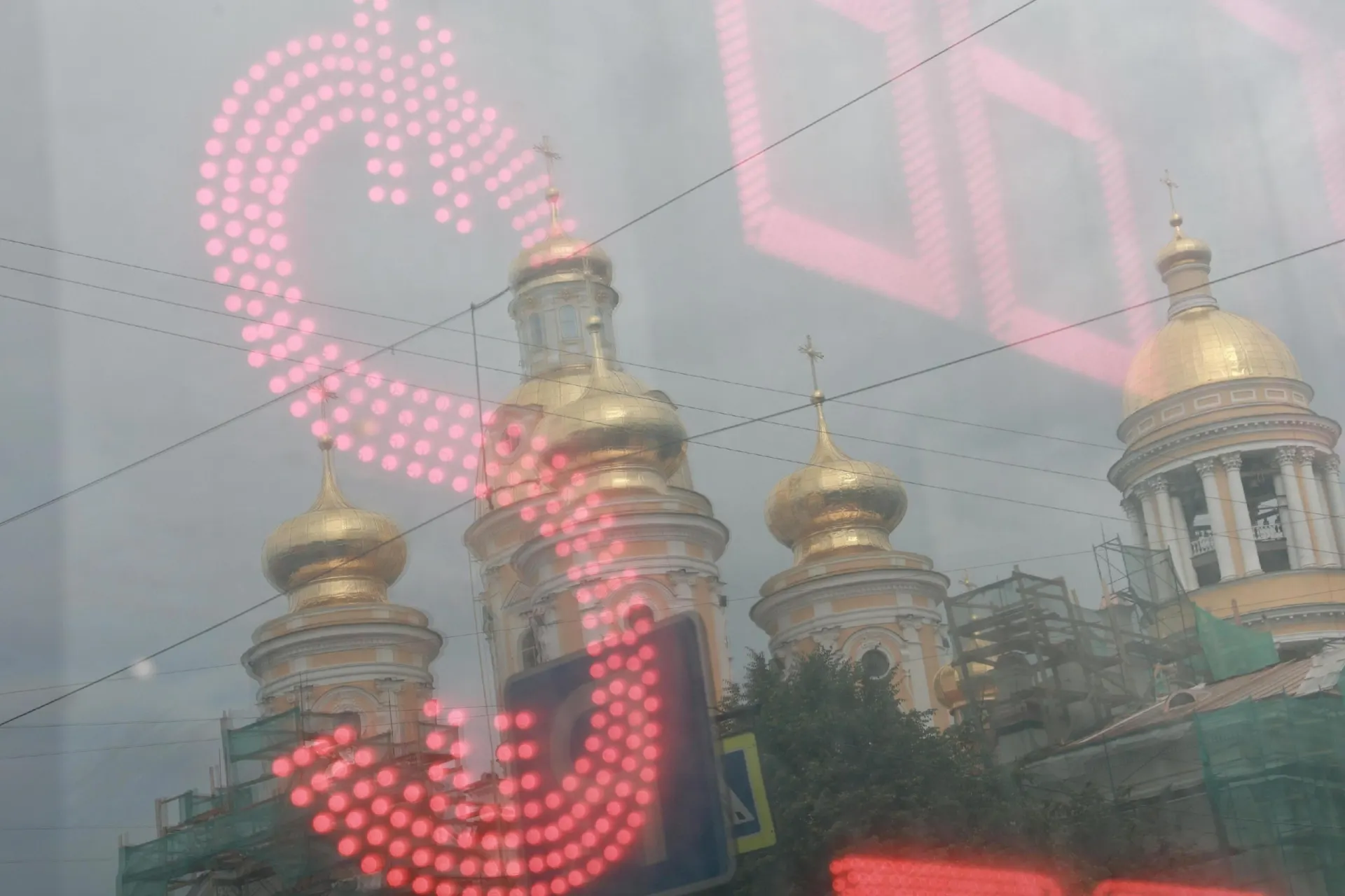За лето курс рубля ослаб примерно на 25% по отношению к доллару; эксперты обсуждают дальнейшую динамику и возможные шаги правительства.