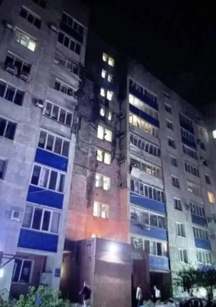 За ночь уничтожено 516 беспилотников; зафиксированы повреждения в порту Усть-Луга и в жилом доме в Новокуйбышевске, а также инциденты в Ленинградской и Самарской областях.