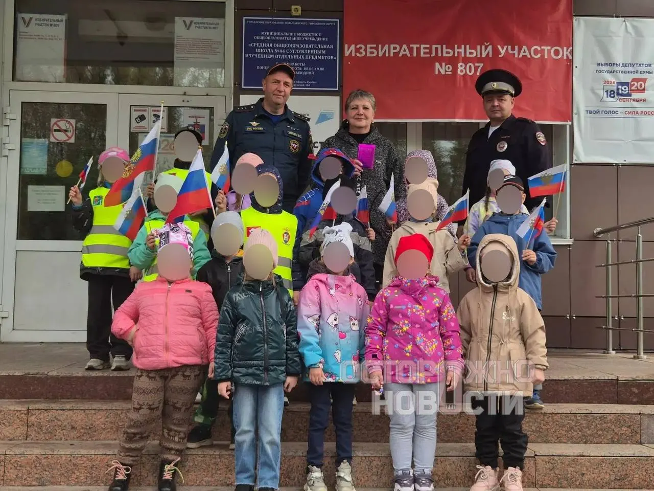 По регионам страны фиксируются постановочные голосования в дошкольных учреждениях: в Тамбове, Грязях, Выборге и на Камчатке. В сообщениях упоминаются роли воспитателей и сотрудников в процессе.