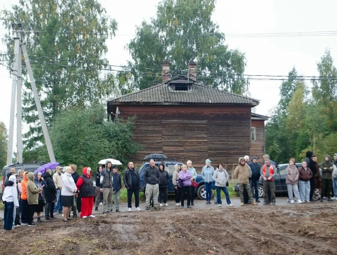 В Окуловке около 40 горожан вышли на митинг с требованием отставки главы округа Дмитрия Михайлова и его заместителей. Организаторы акции — местное отделение КПРФ.