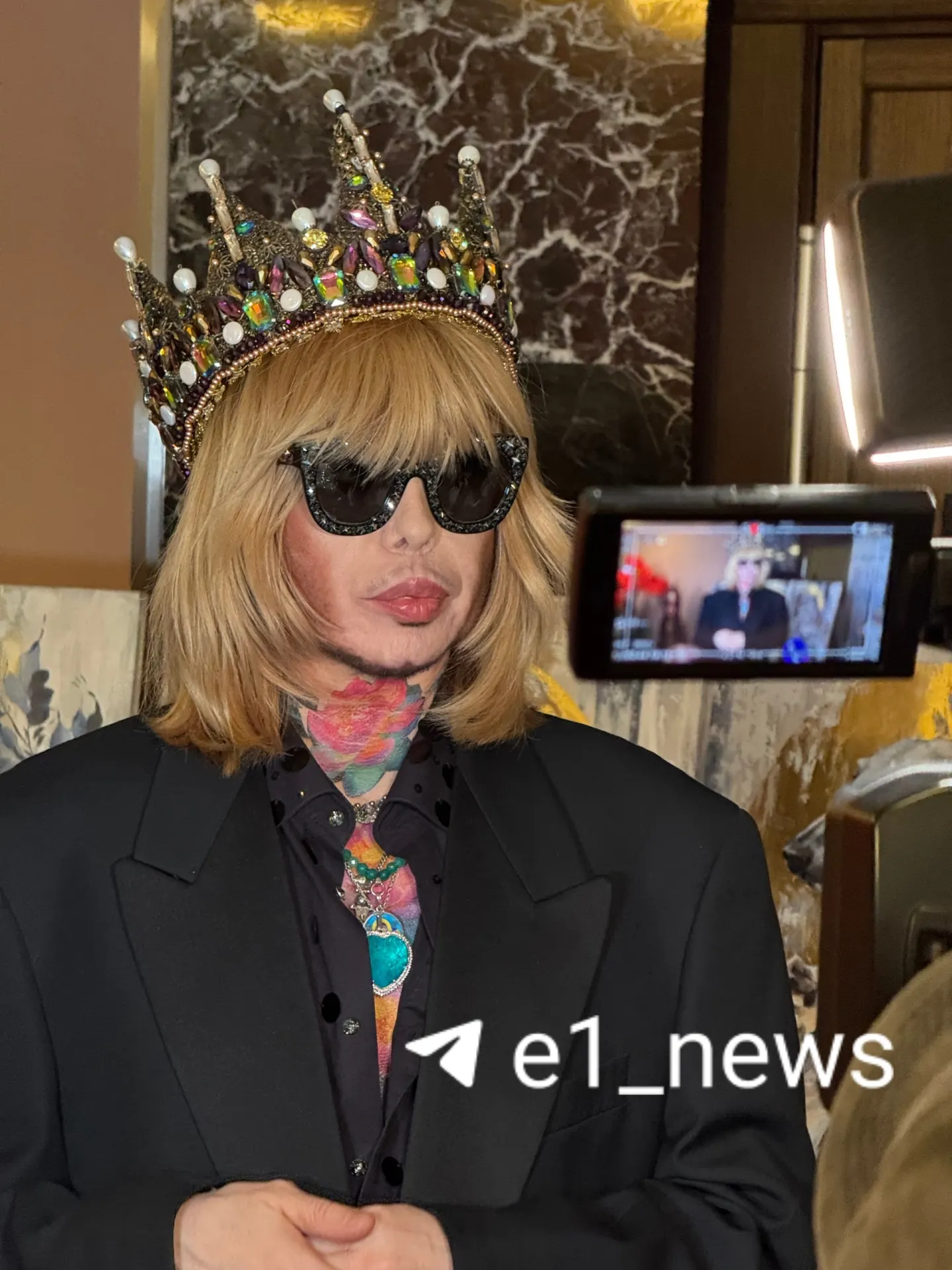 На фестивале моды по всей России собрались дизайнеры со всей страны; главным событием стал выход Сергея Зверева, а фестиваль подчеркивает поддержку отечественной одежды и производителей.