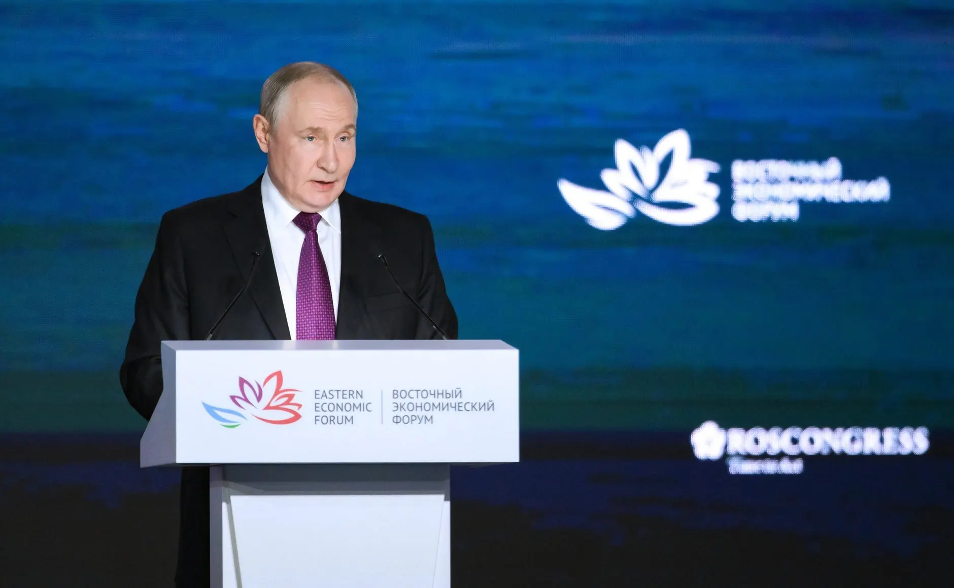 Путин заявил, что демография — один из ключевых вопросов, к которому нужно подходить системно, и что на снижение рождаемости влияют множество факторов, а участие во специальных операциях не является основным фактором. Он также пояснил, почему россиянки чаще рожают ближе к тридцати.
