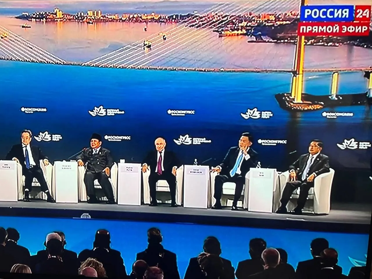 Дебаты кандидата от Новгородской области не вышли в эфир; вместо этого транслировался Восточно-экономический форум с участием Путина.