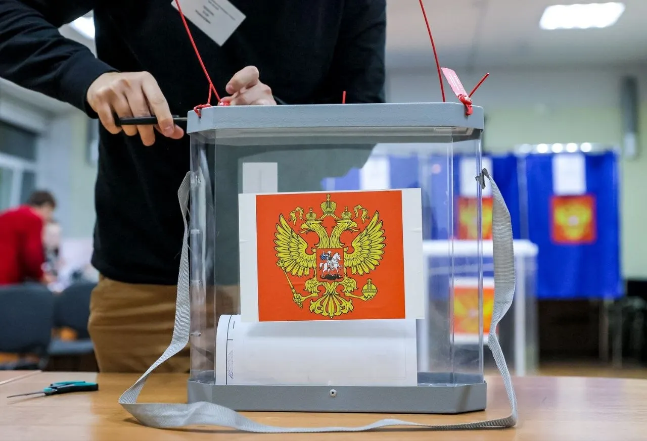 Результаты опроса показывают распределение голосов по партиям на втором дне голосования.
