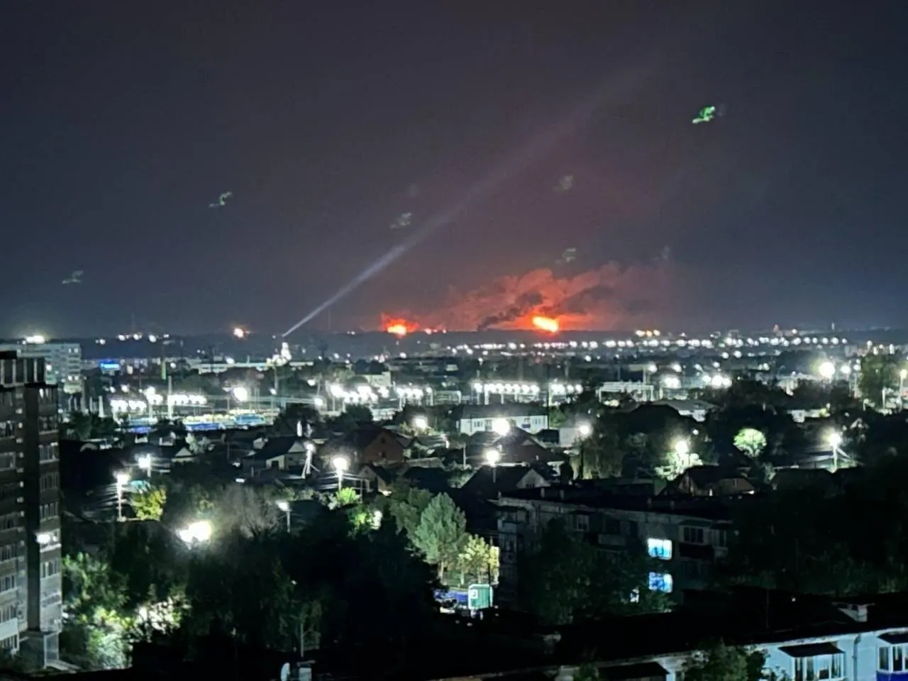 Пожар в Курске после падения обломков дронов, атаки на НПЗ в Сызрани и Таганроге; арест и суды вокруг Noize MC; рост долгов стран СНГ и прогноз по скидкам на Черную пятницу.