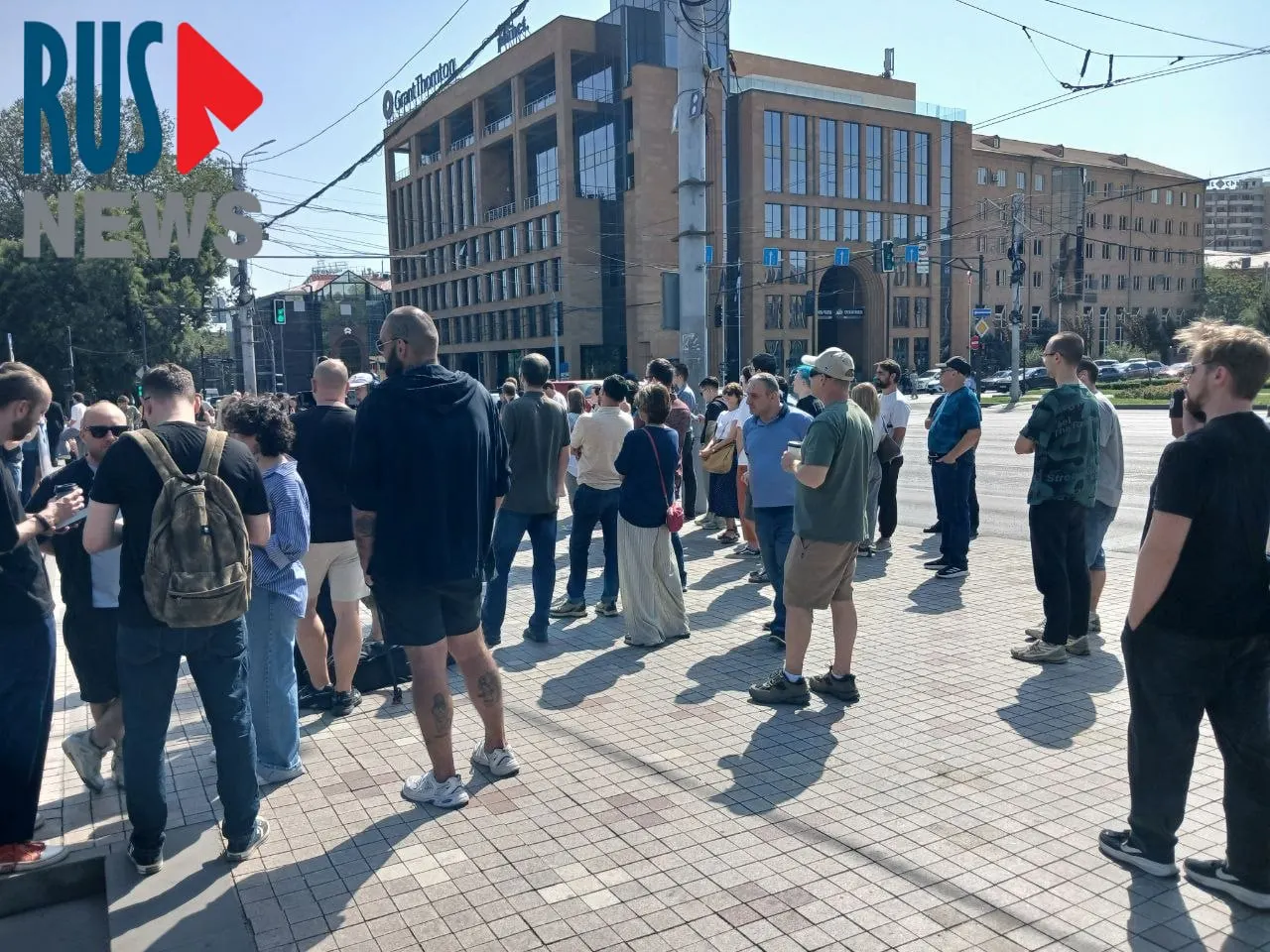 У посольства России в Ереване к полдню выстроилась очередь из более чем тысячи избирателей; рядом проходит митинг около ста человек.